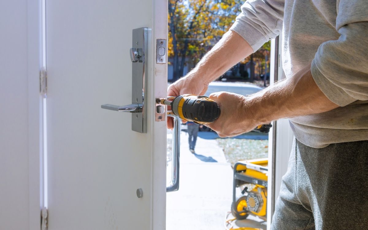 Prestijin Giriş Noktası: Lüks Villa Kapısı Seçiminde Mimari İhtişam ve İklim Zırhı